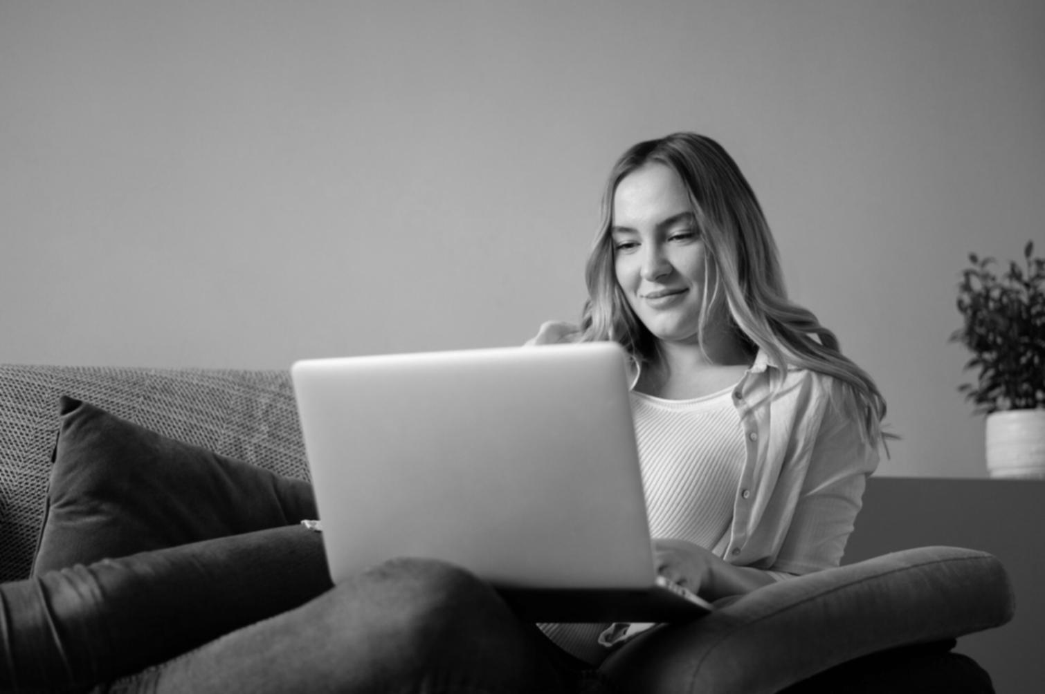 Professioneller Arbeitsplatz mit modernem Setup für Online-Business
